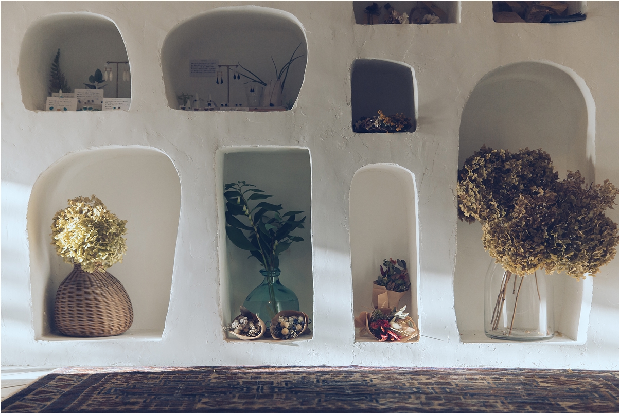 アクセサリーや洋服、ドライフラワーも販売