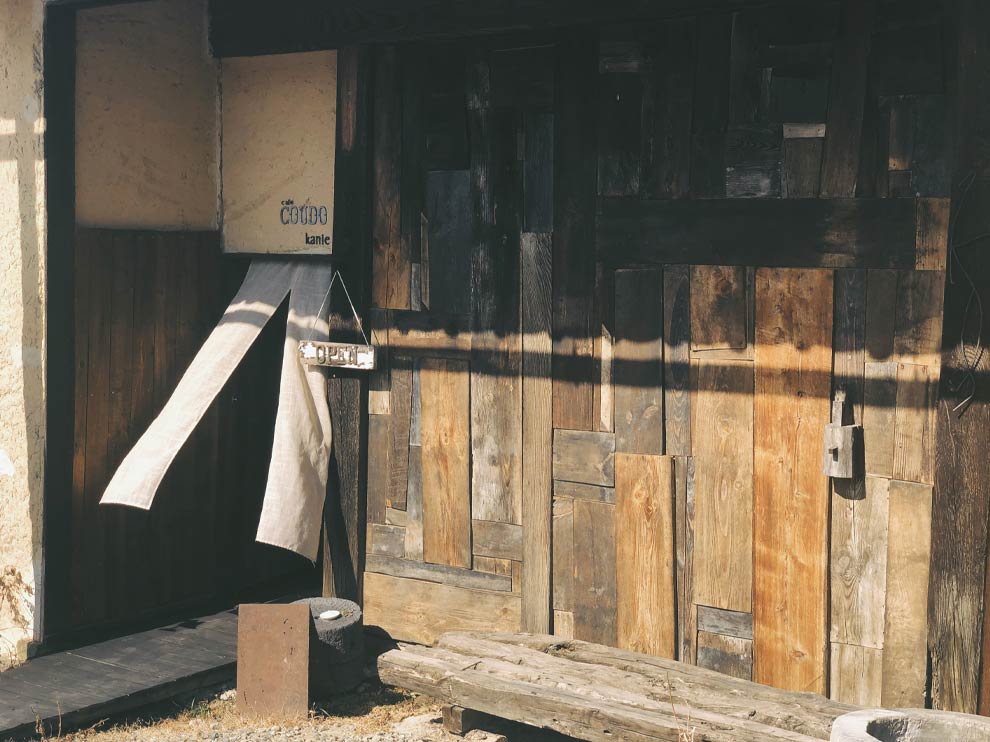 入り口の壁は廃材を模様